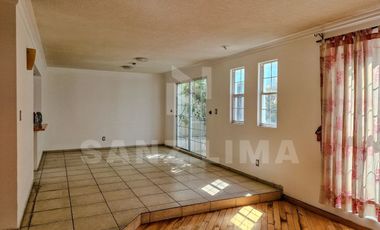 LA FAVORITA: Magnífica casa, con amplios espacios y gran cocina integral.