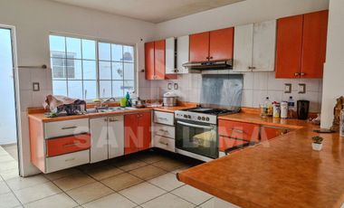 LA FAVORITA: Magnífica casa, con amplios espacios y gran cocina integral.