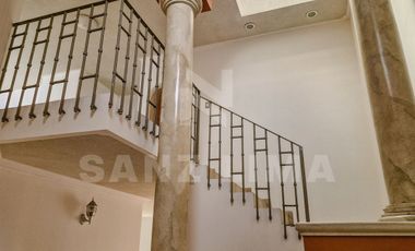 LA FAVORITA: Magnífica casa, con amplios espacios y gran cocina integral.