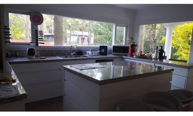 HERMOSA CASA EN CARILO CON PILETA