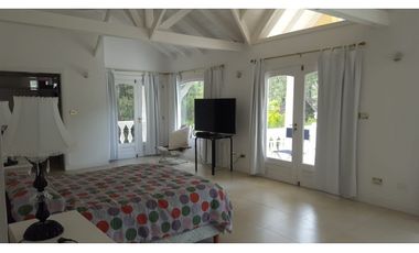 HERMOSA CASA EN CARILO CON PILETA