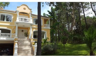 HERMOSA CASA EN CARILO CON PILETA