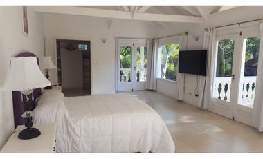 HERMOSA CASA EN CARILO CON PILETA