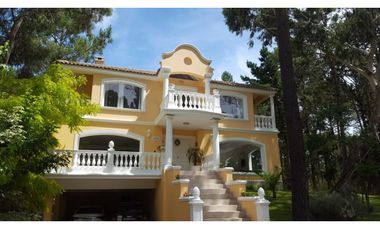 HERMOSA CASA EN CARILO CON PILETA