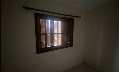 VENDO AMPLIO DTO 2 DORM CON GARAGE, POS MNES