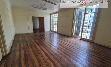 Casa en Arriendo en Casona con giro comercial a pasos del centro de Viña