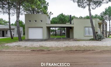 Casa de 4 ambientes   dependencia en venta en Pinamar - LA HERRADURA