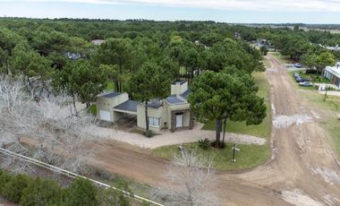 Casa de 4 ambientes   dependencia en venta en Pinamar - LA HERRADURA