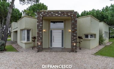 Casa de 4 ambientes   dependencia en venta en Pinamar - LA HERRADURA