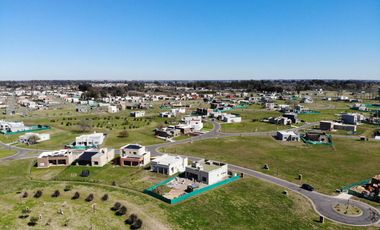 Navarrete Propiedades - Lote interno con fondo verde en Santa Lucia Pilar del Este