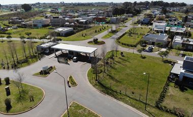 Navarrete Propiedades - Lote interno con fondo verde en Santa Lucia Pilar del Este