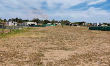 Navarrete Propiedades - Lote interno con fondo verde en Santa Lucia Pilar del Este