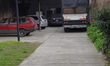 CHALET CON COCHERA PASANTE Y GALPÓN/TALLER EN LANUS