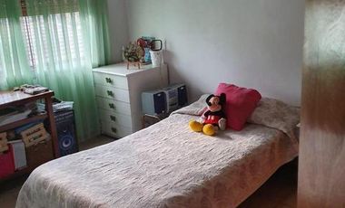 CHALET CON COCHERA PASANTE Y GALPÓN/TALLER EN LANUS