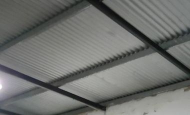 CHALET CON COCHERA PASANTE Y GALPÓN/TALLER EN LANUS
