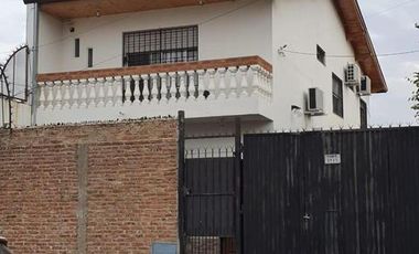 CHALET CON COCHERA PASANTE Y GALPÓN/TALLER EN LANUS