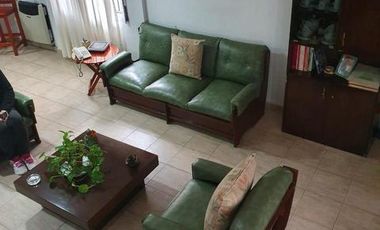 CHALET CON COCHERA PASANTE Y GALPÓN/TALLER EN LANUS