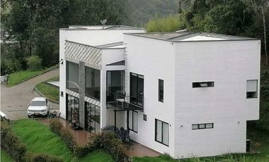 Vendo casa de gran valor en envigado LOMA del escobero
