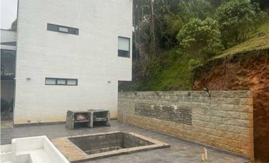 Vendo casa de gran valor en envigado LOMA del escobero