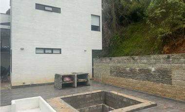 Vendo casa de gran valor en envigado LOMA del escobero
