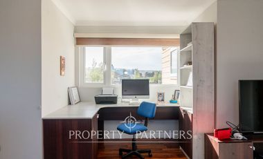 Exclusiva propiedad en excelente condominio