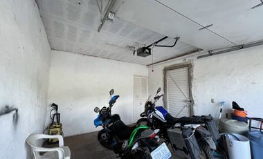 Casa en Venta – Valenciana, a pie de carretera.