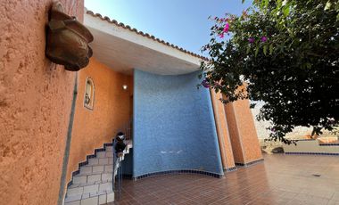 Casa en Venta – Valenciana, a pie de carretera.