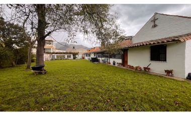 Rento linda casa  campestre en Tabio con Capilla y amplia zona verde.