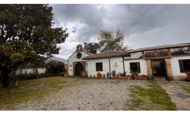 Rento linda casa  campestre en Tabio con Capilla y amplia zona verde.