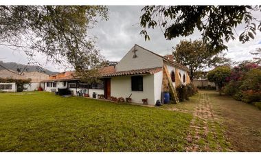 Rento linda casa  campestre en Tabio con Capilla y amplia zona verde.