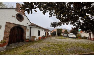 Rento linda casa  campestre en Tabio con Capilla y amplia zona verde.