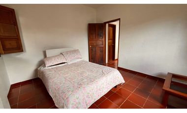 Rento linda casa  campestre en Tabio con Capilla y amplia zona verde.