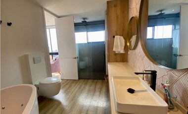 VENDO APARTAMENTO REMODELADO EN EL POBLADO
