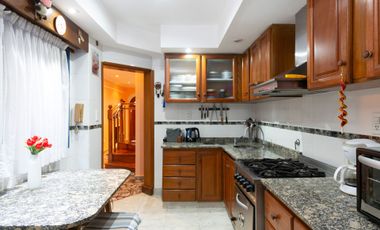 Casa 5 amb. en venta en Velez Sarsfield C/cochera