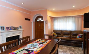 Casa 5 amb. en venta en Velez Sarsfield C/cochera