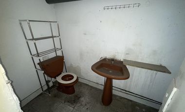 SE ARRIENDA LOCAL COMERCIAL EN CALLE ESMERALDA (CÓD. 435)