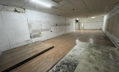 SE ARRIENDA LOCAL COMERCIAL EN CALLE ESMERALDA (CÓD. 435)