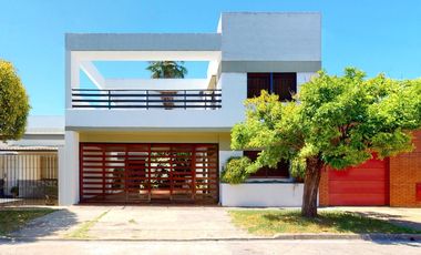 Casa venta en Tolosa. Fondo, parque, garage, 4 dormitorios
