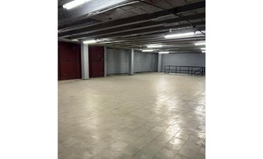 BODEGA / CALIDONIA / 930 M2 / MEZZANINE / OFICINA / ELEVADOR DE CARGA