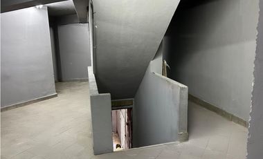 BODEGA / CALIDONIA / 930 M2 / MEZZANINE / OFICINA / ELEVADOR DE CARGA