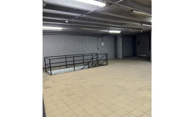 BODEGA / CALIDONIA / 930 M2 / MEZZANINE / OFICINA / ELEVADOR DE CARGA