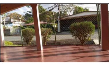 VENDO CASA EN LA CHORRERA BARIO COLÓN 3R (DMFS)
