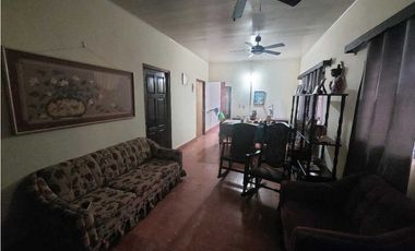 Se vende casa con dos locales comerciales en La Villa de Los Santos.
