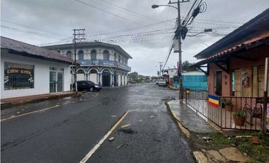 Se vende casa con dos locales comerciales en La Villa de Los Santos.