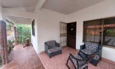 Se vende casa con dos locales comerciales en La Villa de Los Santos.