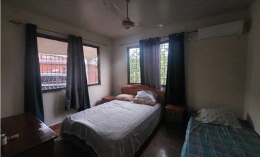 Se vende casa con dos locales comerciales en La Villa de Los Santos.