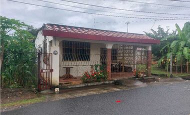 Se vende casa con dos locales comerciales en La Villa de Los Santos.