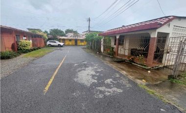 Se vende casa con dos locales comerciales en La Villa de Los Santos.