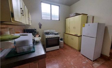 Se vende casa con dos locales comerciales en La Villa de Los Santos.