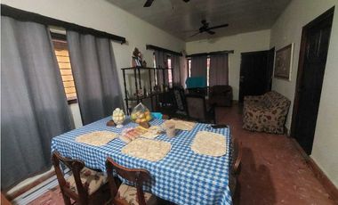 Se vende casa con dos locales comerciales en La Villa de Los Santos.